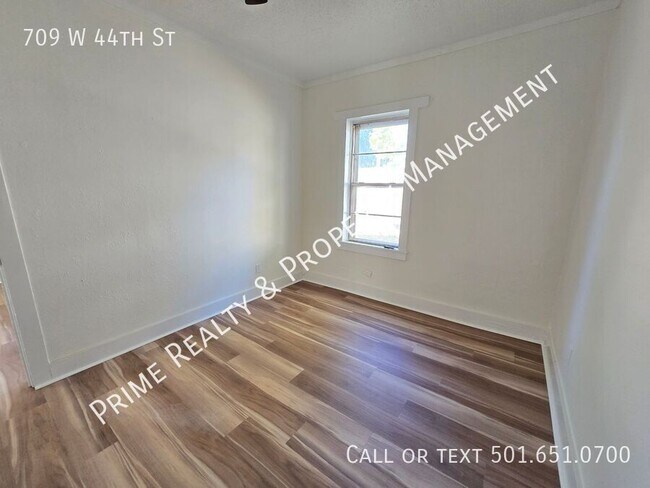 Building Photo - 709 W 44th St