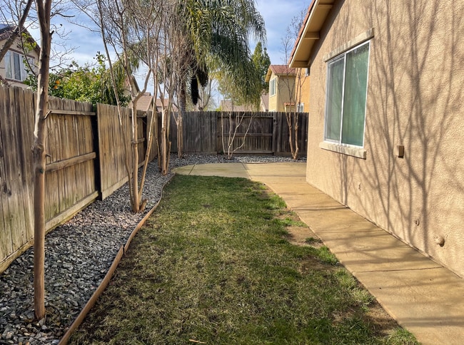 Building Photo - Large, Clean, Neat 3 Bedroom, 2 Bathroom 1900 sqft. Anatolia Home for Lease.