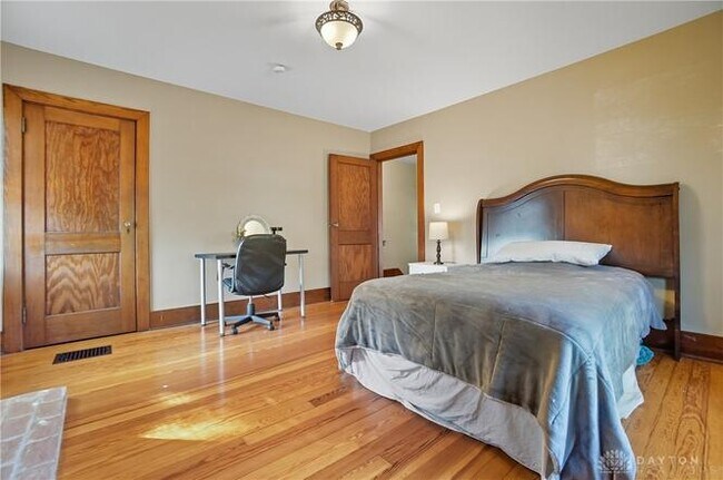 Building Photo - 518 Irving Ave