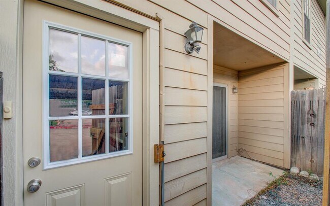 Building Photo - 10615 Briar Forest Dr