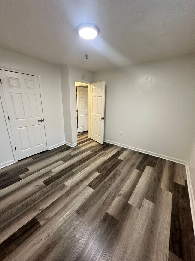 Building Photo - 1 Bedroom Available Collegiate Court  (SUB...