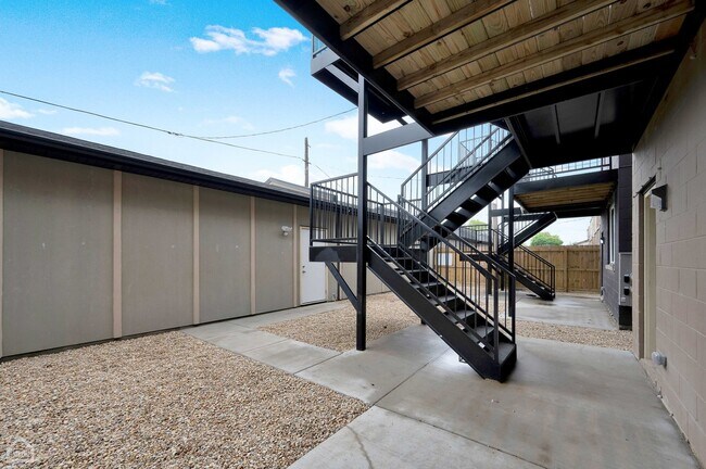 Building Photo - 4609 S St Lawrence Ave