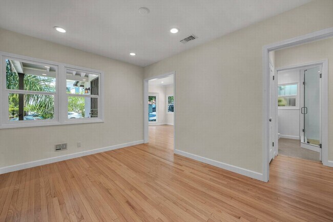 Building Photo - 2828 Avenel St