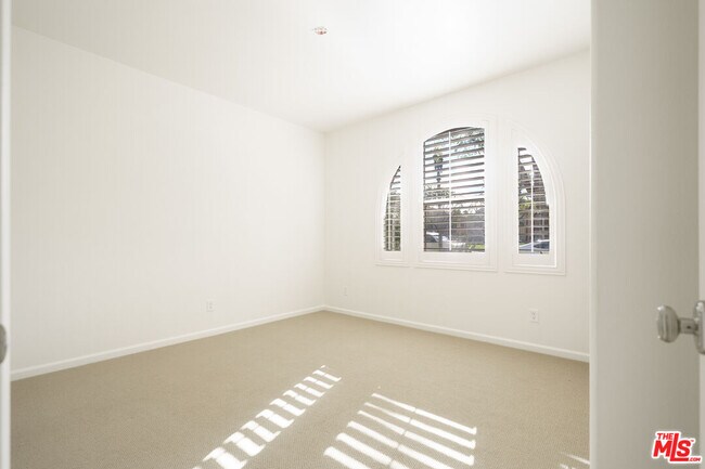 Building Photo - 73 City Stroll