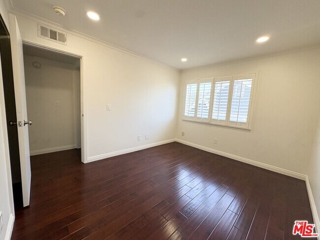Building Photo - 957 S Gramercy Dr