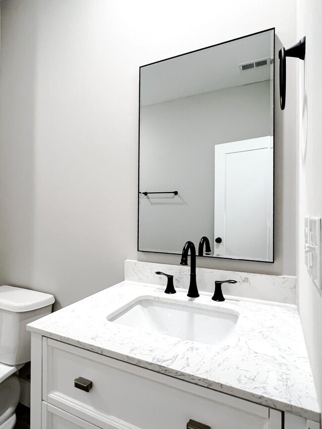 Building Photo - 3 Bedroom 2 Full Bath HOUSE with GARAGE