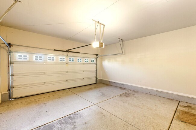 Building Photo - Beacon Point 5 Bedroom Ranch, 3-Car Garage...