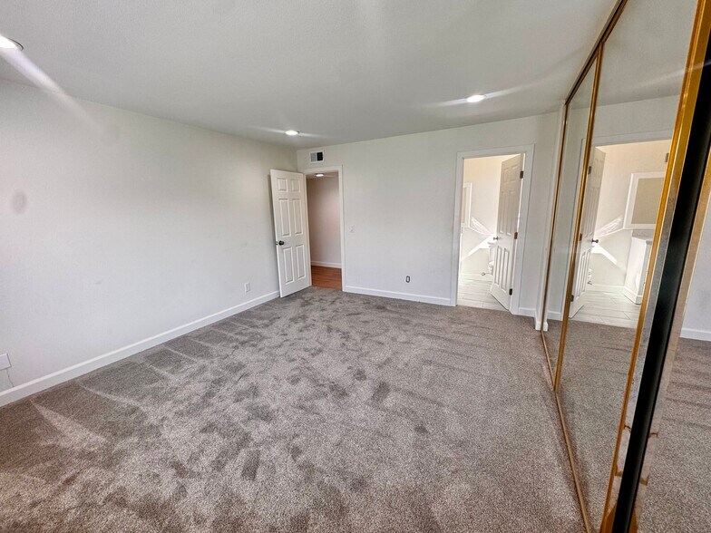 Building Photo - 1102 Cleghorn Dr