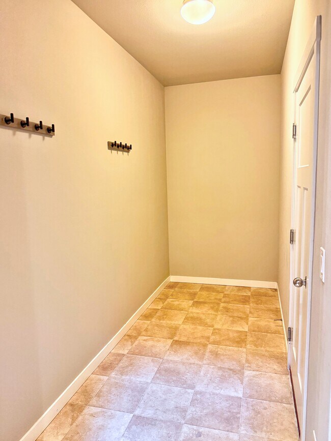 Building Photo - Seven Seven Oaks St SE