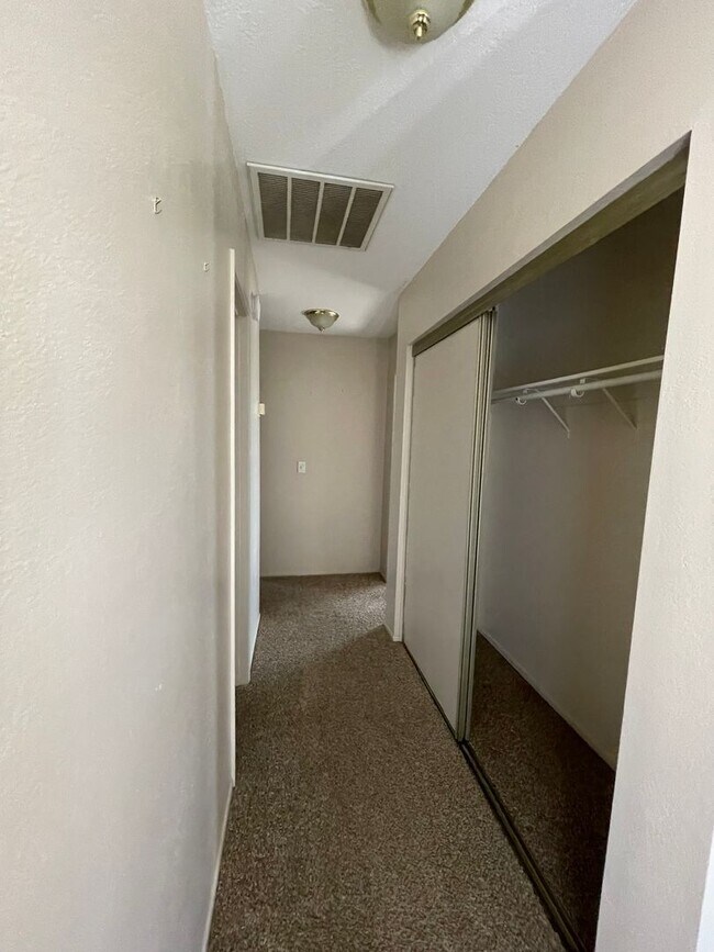 Building Photo - Apple Valley-Cute Starter Home- 2 Bedrooms, 2 Bathrooms, All Appliances Included, Fully Fenced