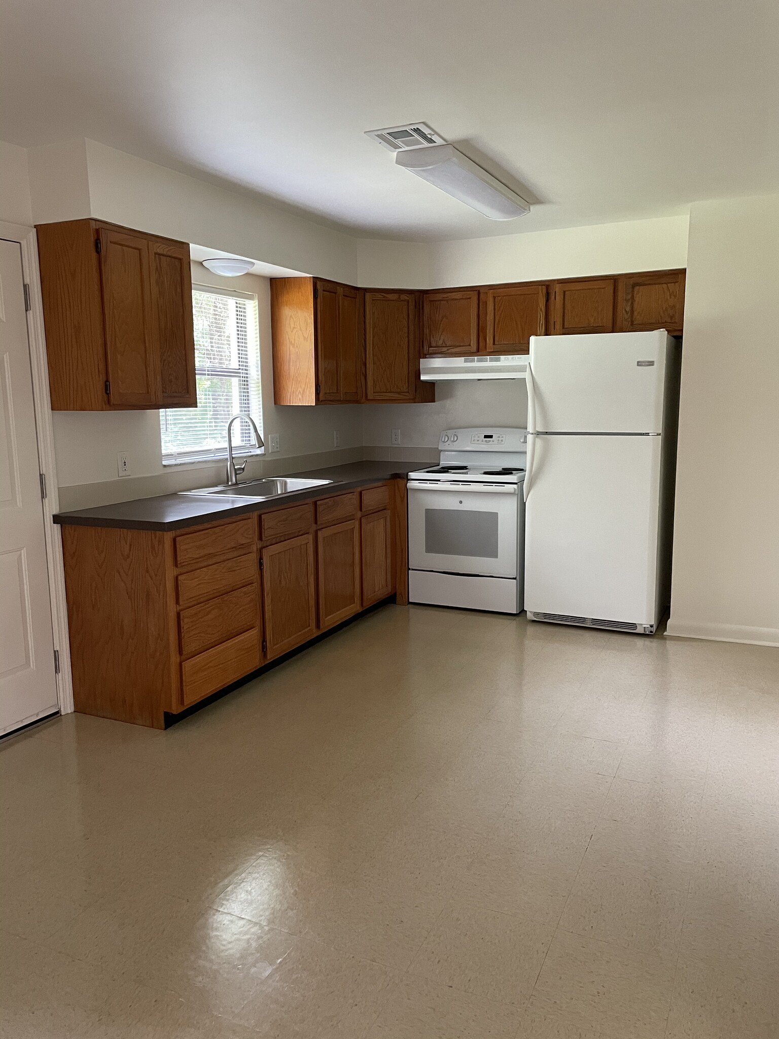 Building Photo - 1422 Pembrook Dr
