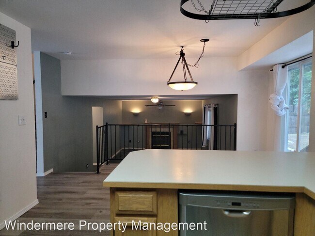 Building Photo - 3 br, 2.5 bath House - 943 NE Winston Drive