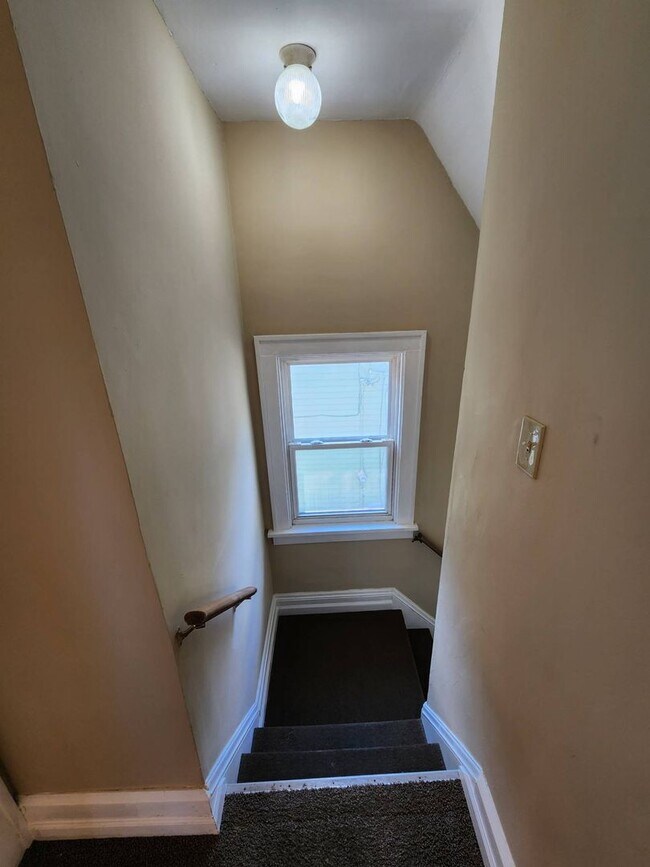 Building Photo - Charming 3-Bedroom Property In Prime location