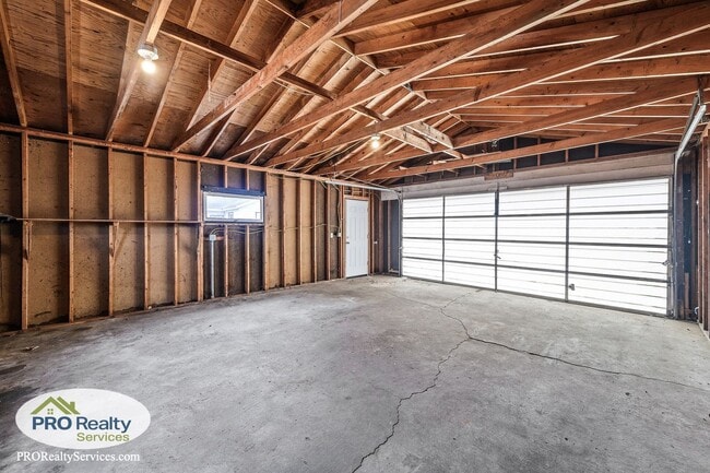 Building Photo - 2 Bedroom Home