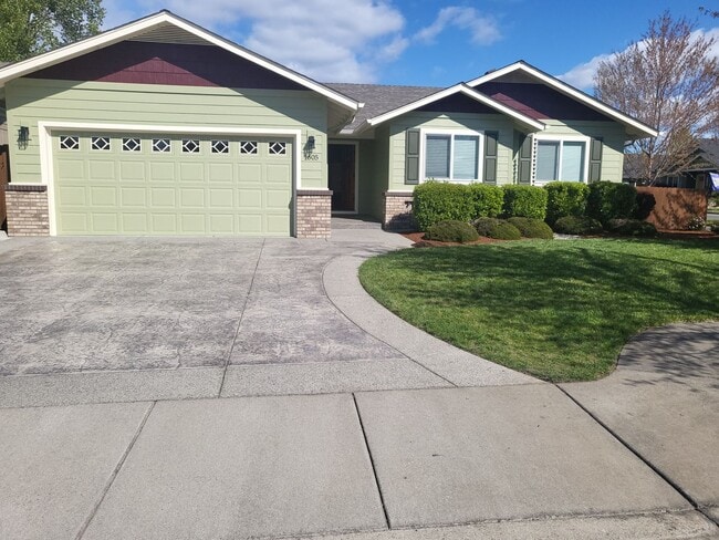 Building Photo - 3 bed 2 bath Home for Rent in Grants Pass