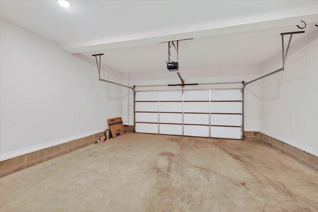 Building Photo - 4 Bedroom Pet Friendly Home For Rent with Club House, Comm. Pool, & Comm Gym Access!