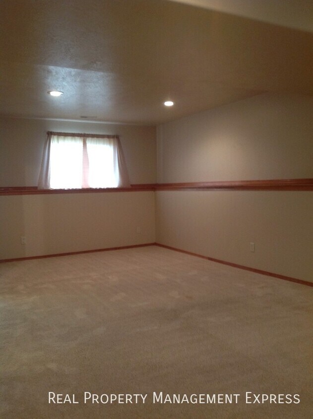 Building Photo - Beautiful 4 Bedroom 2 Bathroom Single Fami...