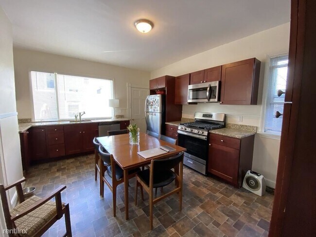 Building Photo - 3 br, 1 bath  - 38 Myrtle Ave Apt 1L