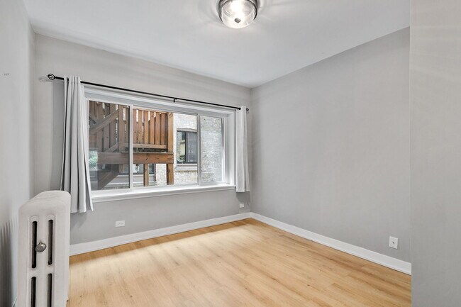 Building Photo - 918 W Sunnyside Ave