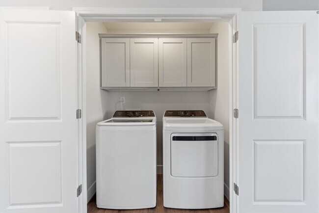 Building Photo - Beautiful 3 Bedroom 2.5 Bath Townhome in East Main Meadows