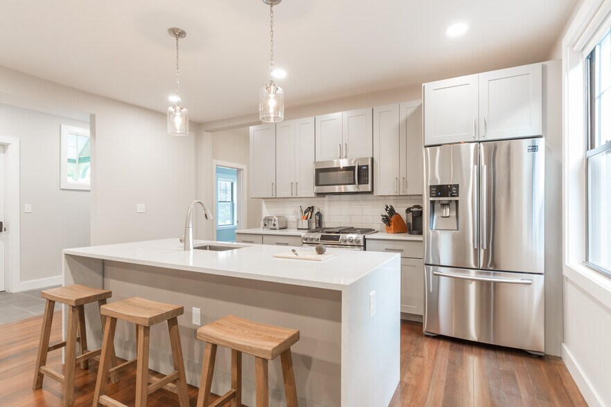 Building Photo - 65 Beach St