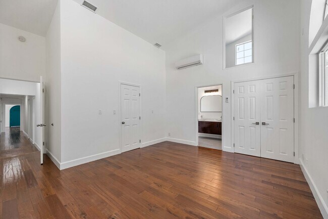 Building Photo - 4733 Ambrose Ave