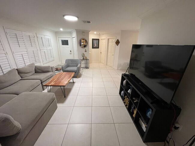 Building Photo - 1337 Center Ln