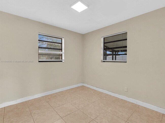 Building Photo - 5611 SW 37th St