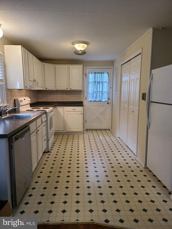 Building Photo - 5451 Bayview Ave