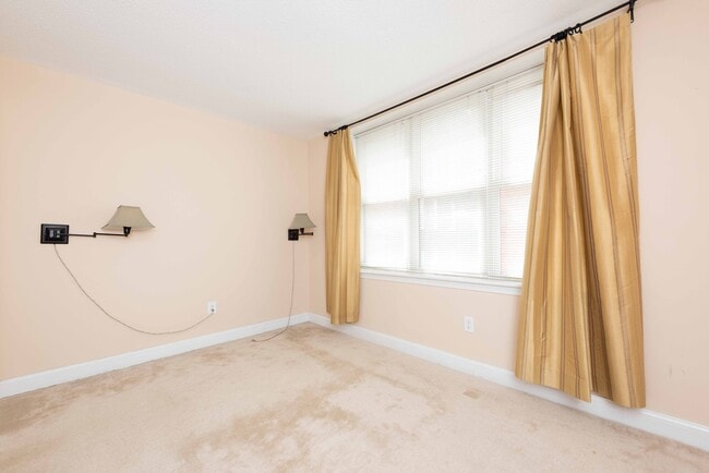 Building Photo - 2630 Adams Mill Rd NW