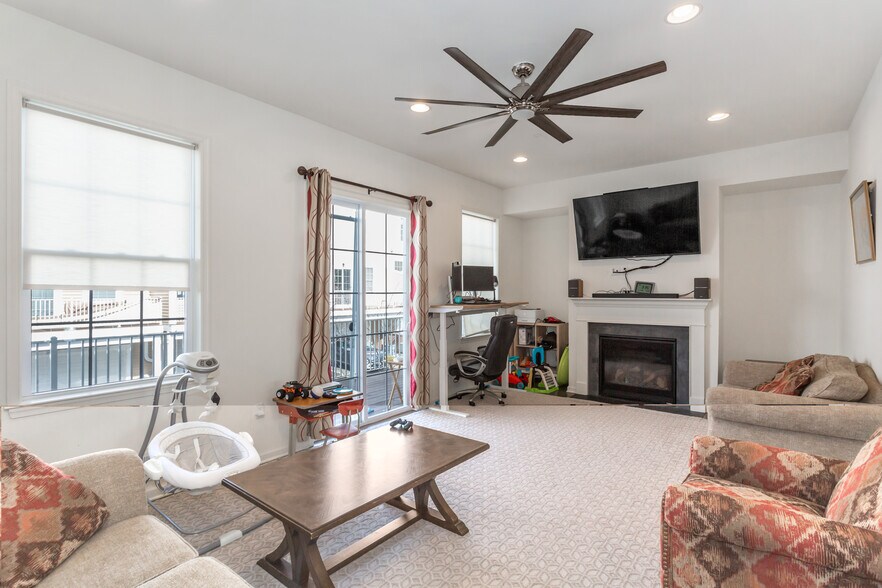 Building Photo - 293 Bradley Dr