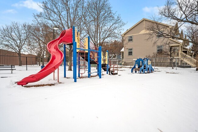 Building Photo - Spacious 3BR 2Bath Townhome in the desirable Seward Neighborhood!