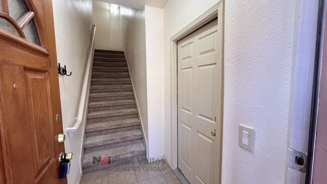 Building Photo - 3 Bedrooms, 2 Baths and a Single Car Garage