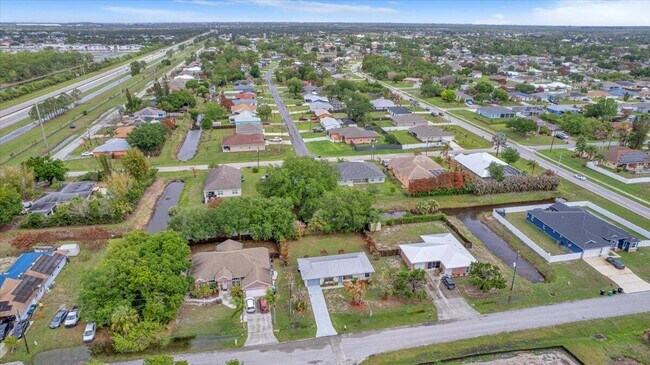 Building Photo - 841 NW Riverside Dr