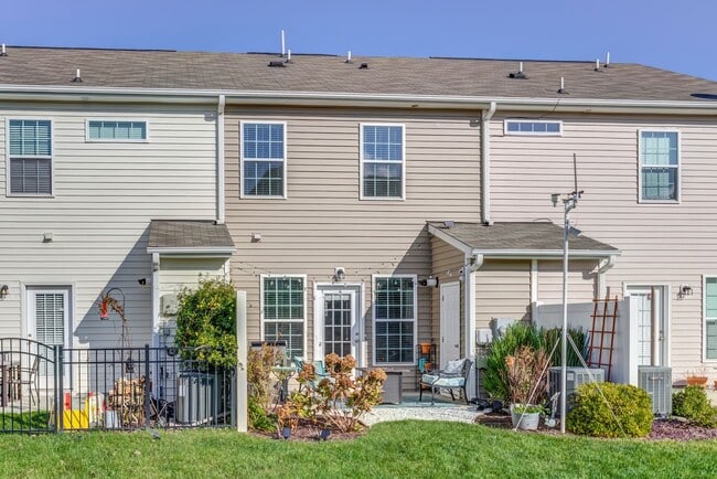 Building Photo - Luxury Townhome for rent!