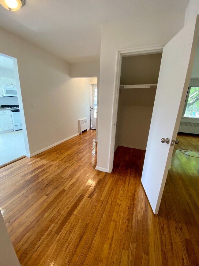 Building Photo - 157 White Plains Rd