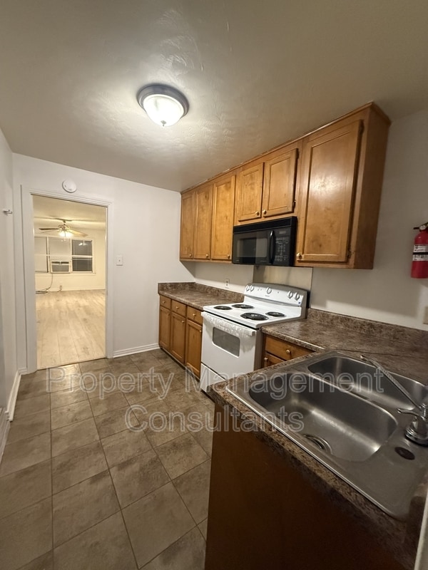 Building Photo - 1002 N Royal Ave