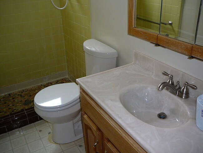 Building Photo - Stunning 4 bedroom 2 bath Virginia Village...