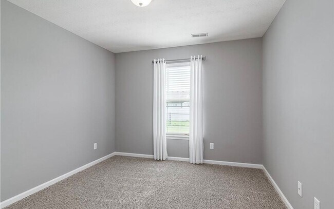 Building Photo - 3BR/2BA Home with Two Car Garage, Fenced B...