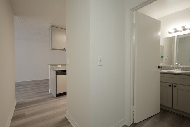 Building Photo - 943 Elden Ave