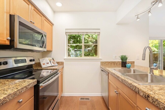 Building Photo - Must-see property that still feels brand new