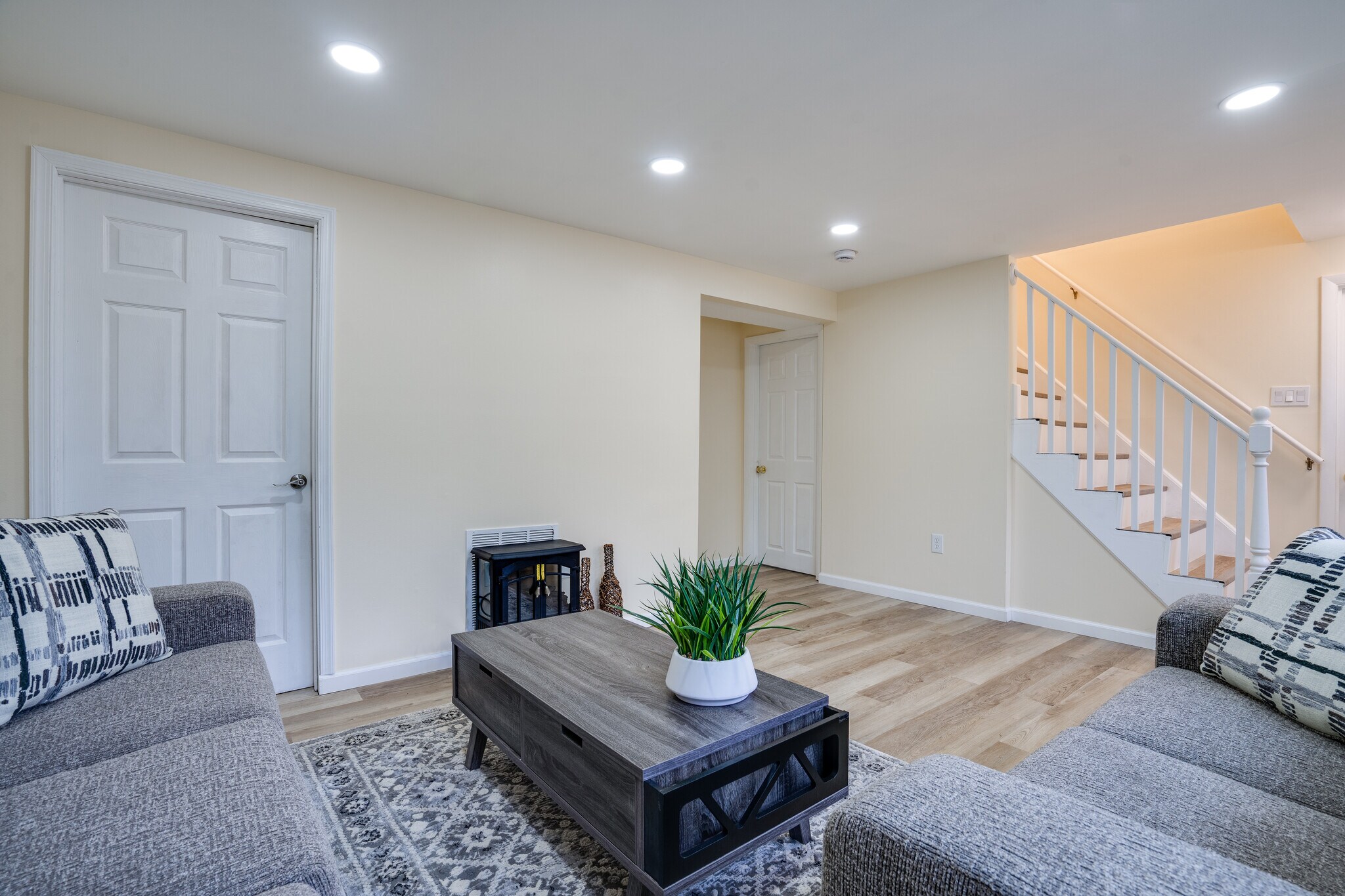 Building Photo - 14220 Fallbrook Ln