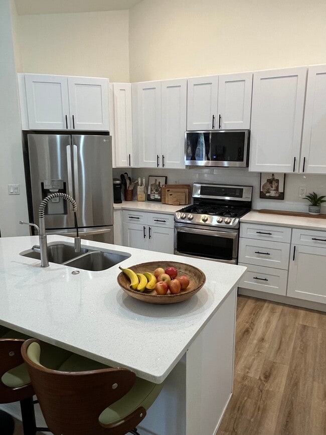 Building Photo - 1405 W River Ct