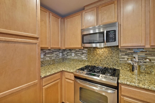 Building Photo - Newer 3bedrooms townhouse with 2 Cars Garage and AC in Fremont Niles area for rent