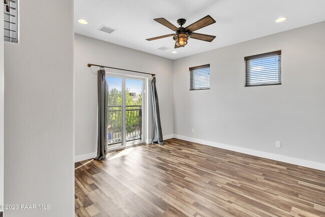 Building Photo - 1584 Majestic Way