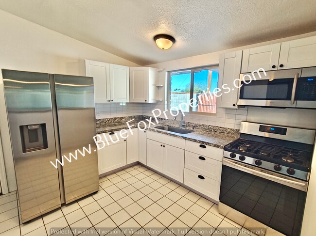 Building Photo - 3310 W Calle Toronja