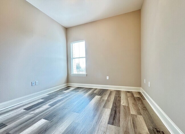 Building Photo - Spacious New Orleans-Style 3BR/2.5BA Townh...