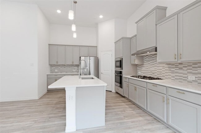 Building Photo - 713 Caroline Dr