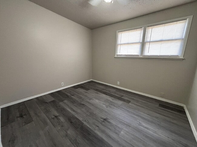 Building Photo - 1906 E Baylor St