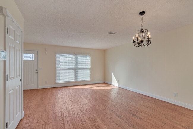 Building Photo - 832 Tibet Ave